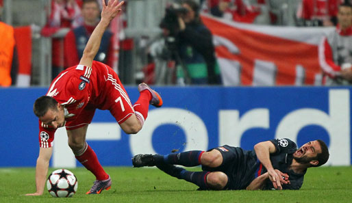 Sekunden zuvor: Ribery (l.) ging zwar mit dem rechten Fuß Richtung Ball, traf allerdings nur den Knöchel von Lisandro. Der musste anschließend behandelt werden