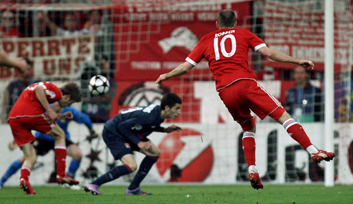 Und wie kann es anders sein... Wieder einmal war es Arjen Robben (r.), der die Bayern erlöste. Thomas Müller (l.) fälschte den Distanzschuss noch leicht ab