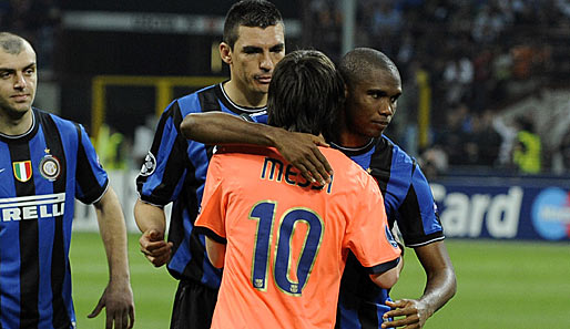 Inter Mailand - FC Barcelona 3:1: Herzliche Begrüßung! Samuel Eto'o (r.) herzte Barcelonas Superstar Lionel Messi