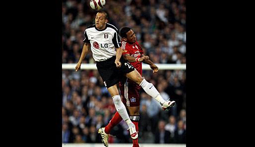 Augen zu und durch: Fulhams Stürmer Bobby Zamora setzt sich im Luftduell gegen den kurz vor dem Spiel eingeflogenen Dennis Aogo durch