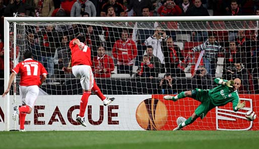 Benfica profitierte gleich von zwei Elfmeterentscheidungen und drehte das Spiel noch. Cardozo behielt zweimal gegen Reina die Nerven