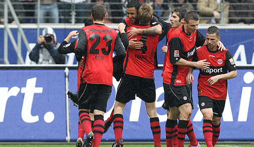 Selim Teber traf für die Eintracht per Elfmeter zur Führung und feiert den Treffer mit seinen Teamkollegen