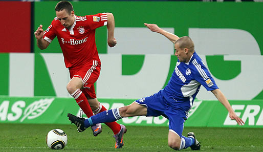 Franck Ribery (l.) traf zur Münchener Führung - hier im Duell mit Schalkes Peer Kluge