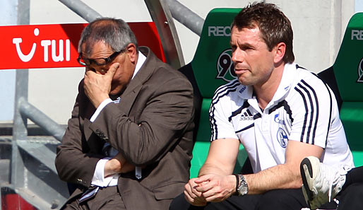 Schalke-Coach Felix Magath (l.) kann es nicht mehr sehen. Sein Team ist im ersten Durchgang schwach