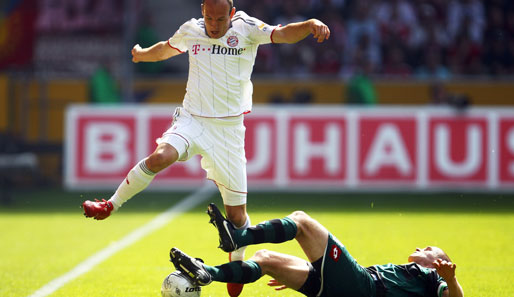 Spring, Arjen, spring! Münchens Arjen Robben ließ sich von Gladbachs Filip Daems den Ball abgrätschen
