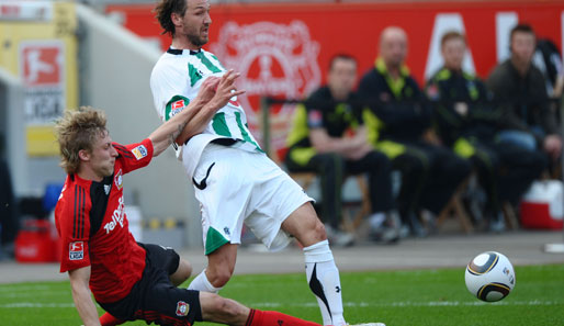 Bayer Leverkusen - Hannover 96 3:0: Hannovers Christian Schulz kam gegen Stefan Kiessling einen Schritt zu spät