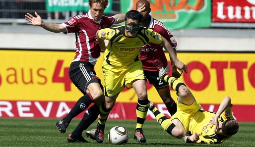 1. FC Nürnberg - Borussia Dortmund 2:3: Der Maskenmann - Dortmunds Nuri Sahin setzte sich gegen Andreas Ottl (l.) und Mickael Tavares durch