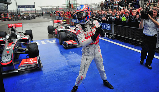 Formel 1 in China: Jenson Button gewann das chaotische Regenrennen in Shanghai vor McLaren-Kollege Lewis Hamilton. Nico Rosberg wurde im Mercedes Dritter