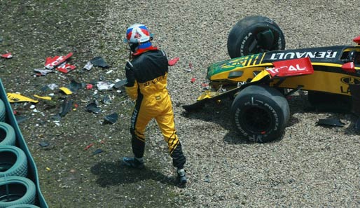 Petrow entsteigt seinem demolierten Renault unverletzt