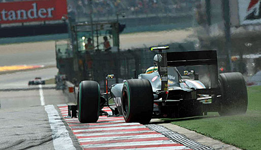 Bruno Senna zeigt an Petrows Unfallstelle einen spektakulären Drift