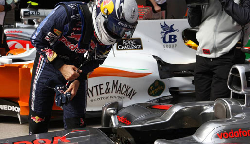Anschließend riskiert er einen Blick in den McLaren von Lewis Hamilton