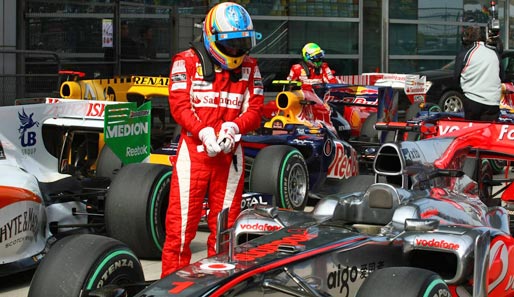 Auch Fernando Alonso (Platz drei) sieht sich das System der Konkurrenz ganz genau an