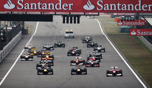 Sebastian Vettel muss bereits am Start Teamkollege Mark Webber und Fernando Alonso im Ferrari passieren lassen
