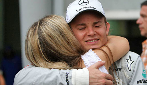 So sieht Erleichterung aus: Nico Rosberg nach seinem zweiten Platz im Qualifying zum Malaysia-GP in den Armen von Freundin Vivian