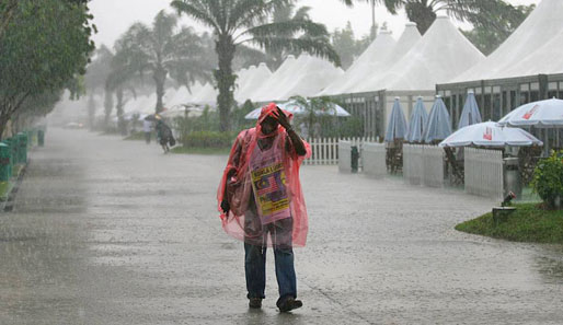 In Malaysia immer eine Bedrohung: Der Monsun-Regen. Auch zwischen den beiden Trainings prasselte der Regen runter