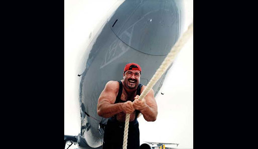 In Tonnen rechnet Heinz Ollesch bei seinem spektakulärsten Coup. Der zieht ein 55-Tonnen-Flugzeug - Weltrekord