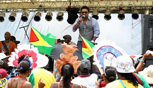"It wasn't me." Popstar Shaggy performt bei der Eröffnungsfeier des ICC T20 World Cup und begeistert die Zuschauer in Providence (Guyana)