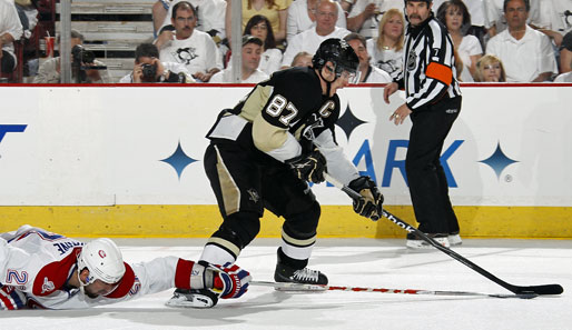 Fischlein, streck dich! Noch am Boden robbend fightet Ryan O'Byrne (l.) von den Montreal Canadiens beim NHL-Spiel gegen die Pittsburgh Penguins mit allen Mitteln um den Puck