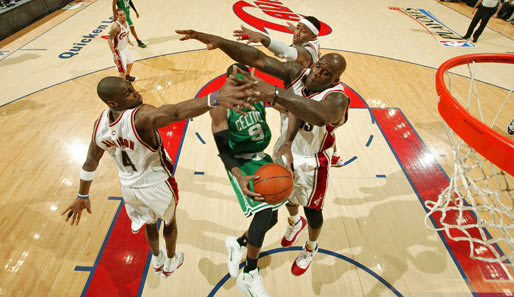 Da gibt's nichts zu holen: Rajon Rondo (M.) von den Boston Celtics scheitert im Match gegen die Cleveland Cavaliers am spektakulären Triple-Block von Shaquille O'Neal (r.) und Co