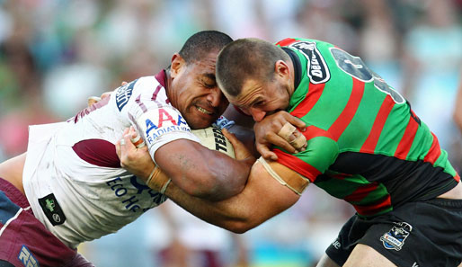 Gegenseitiges Schulter-Einrenken? Die Zweikämpfe beim Australian Rugby (Joe Galuvao vs. Scott Geddes) ähneln manchmal einer wechselseitigen Erste-Hilfe-Leistung.
