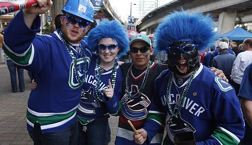 Vor dem NHL-Playoff-Spiel der Vancouver Canucks gegen die Chicago Blackhawks waren die kanadischen Fans noch in Feier-Laune