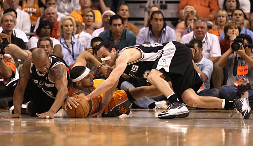 "Her mit dem Ball!" NBA-Profi Manu Ginobili (r.) versucht, sich den Ball aus Jared Dudleys Händen zu angeln, doch der Einsatz nutzte nichts: Die San Antonio Spurs verloren