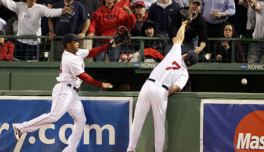 J. D. Brew (r.) und Darnell McDonald von den Boston Red Sox strecken sich in der MLB vergeblich nach Mike Napolis Homerun