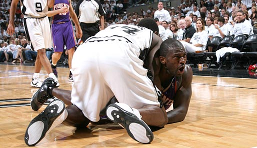 Bis einer weint: Antonio McDyess und Jason Richardson streiten sich im NBA-Playoff-Viertelfinale zwischen den San Antonio Spurs und den Phoenix Suns um den Ball
