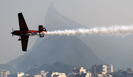 Nicolas Ivanoff aus Frankreich genießt einen atemberaubenden Ausblick bei seinem Testflug vor dem Red Bull Air Race in Rio de Janeiro