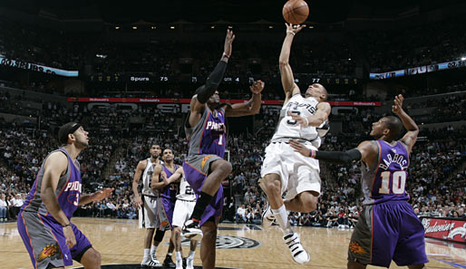 Tolle Haltungsnoten bekommt George Hill (2. v. r.) von den San Antonio Spurs im Spiel gegen die Phoenix Suns