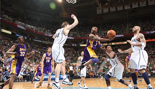 Kobe Bryant von den L. A. Lakers mit einem No-Look-Wurf in Spiel vier der NBA-Playoffs gegen die Utah Jazz