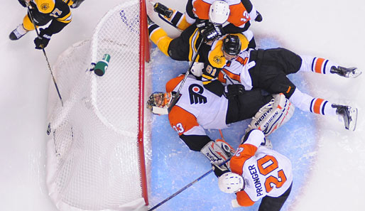 Goalie Brian Boucher (M.) von den Philadelphia Flyers liegt wie ein Käfer bewegungsunfähig auf dem Rücken