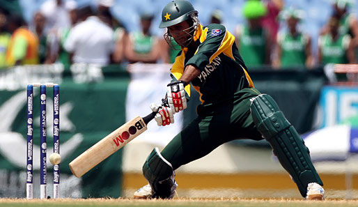 Abdul Razzq aus Pakistan zieht voll durch beim Spiel gegen Südafrika während des ICC World 20 Super Eight Match auf St. Lucia