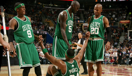 Rajon Rondo, Kevin Garnett und Ray Allen (v.l.n.r.) helfen Teamkollege Paul Pierce auf die Beine. Die Celtics gewannen in den NBA-Playoffs Spiel 5 in Cleveland