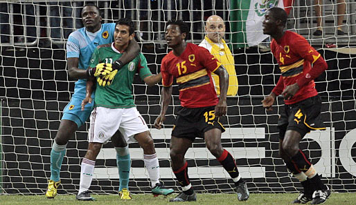 Angolas Keeper Luis Joao packt bei Alberto Medina herzhaft zu. Mexiko gewann das WM-Testspiel gegen die Afrikaner mit 1:0