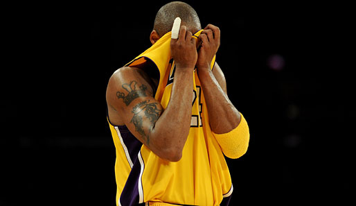 Lakers-Star Kobe Bryant kann gar nicht hinschauen. Dabei lief das erste Spiel im NBA-Conference-Final gegen die Phoenix Suns gut - und Bryant trumpfte groß auf