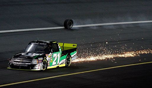 Ein kleines Feuerwerk gab es auf der NASCAR-Strecke in North Carolina, als der Wagen von Chris Eggleston während des Rennens einen Reifen verlor