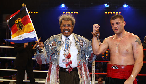 Der Weißrusse Siarhei Liakhovich und sein Promoter Don King feiern den Sieg gegen Evans Quinn. Der Kampf fand in Rostock statt