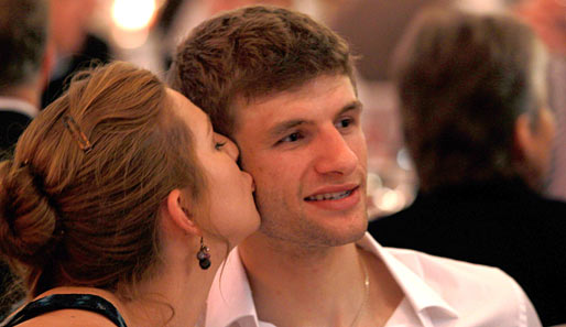 Lisa Müller tröstet ihren Ehemann Thomas auf dem Bankett nach dem verlorenen Champions-League-Finale