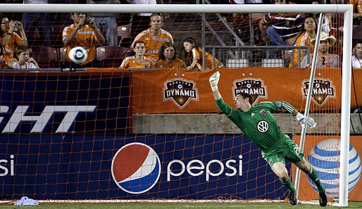 Nichts zu halten. Troy Perkins, Torwart von D.C. United kommt zu spät. Houston Dynamo gewann das Spiel in der Major League Soccer mit 2:0