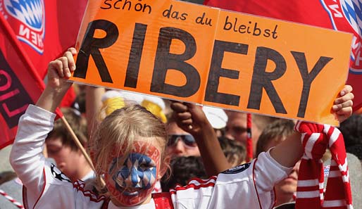 Auch die Kleinsten der Bayern-Fans freuen sich über Franck-Riberys Verbleib beim FC Bayern