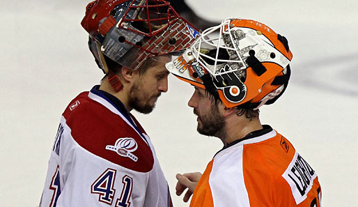 Schau mir in die Augen, Kleiner! Michael Leighton (r.) und Jaroslav Halak beim obligatorischen Hand-Shake nach dem Playoff-Spiel der Flyers gegen die Canadiens