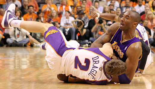 NBA oder Judo? Kobe Bryant von den Los Angeles Lakers und Goran Dragic von den Phoenix Suns streiten sich im vierten Spiel des Playoff-Conference-Finals um den Ball