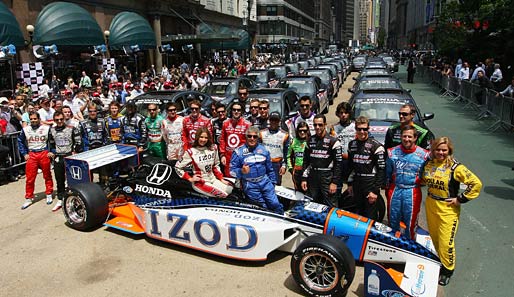 New York, New York - Mitten in Manhattan posiert das Line-Up der Indianapolis 500, eines der traditionsreichsten Rundstrecken-Autorennen der Welt