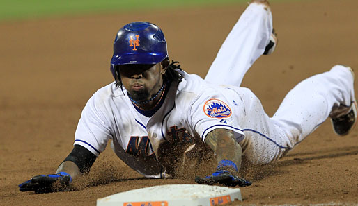 Aaaaand out: Jose Reyes von den New York Mets erreicht die Third Base im MLB-Spiel gegen die Philadelphia Phillies nur knapp zu spät