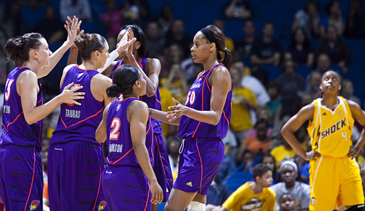 Und noch mal Basketball, diesmal die Frauen. Aber auch hier überzeugt das Team aus Phoenix - Mercury feiert seinen Sieg im WNBA-Spiel gegen Tulsa Shock