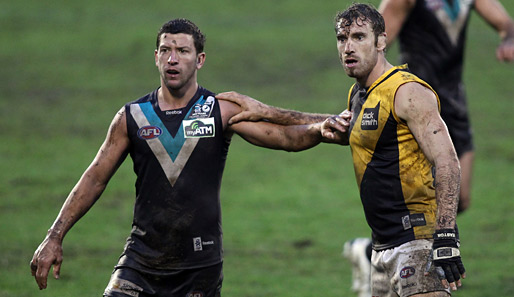 Unzertrennlich. In der Australian Football League gewannen die Richmond Tigers um Shane Tuck (r.) ihr erstes Spiel dieses Jahr gegen die Port Adelaide Power