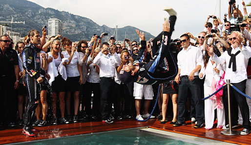 Mit einem Rückwärts-Salto klatscht Mark Webber in den Red-Bull-Swimming Pool von Monaco
