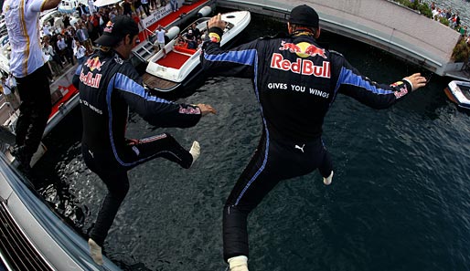 Auf die Sektdusche nach dem Rennen folgte das kalte Bad: Vettel (l.) und Webber auf dem Sprung in den Hafen von Monaco