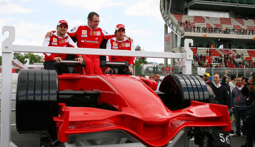 Fernando Alonso, Felipe Massa und Stefano Domenicali präsentieren die neue Ferrari-Achterbahn, die mit 240 km/h die schnellste der Welt sein soll.